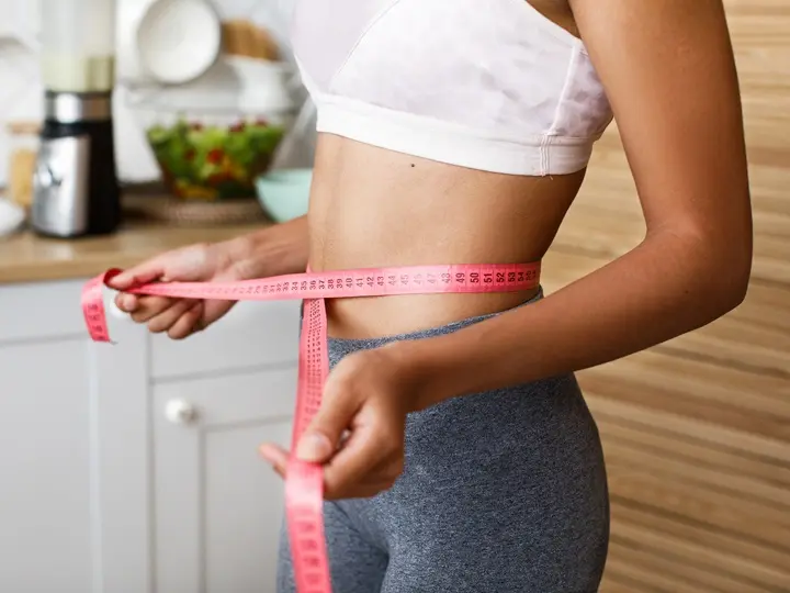 african-woman-is-measuring-her-waist-with-centimeter Fogyás beindítása – 10 lépéssel! Testsúlycsökkentés 