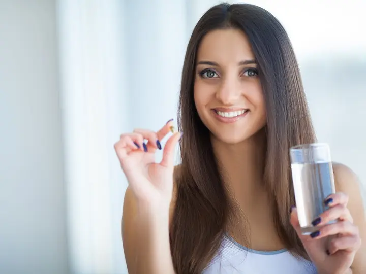 beautiful-smiling-woman-taking-vitamin-pill-dietary-supplement Külön vitaminok, vagy multivitamin? Szupertápanyagok 