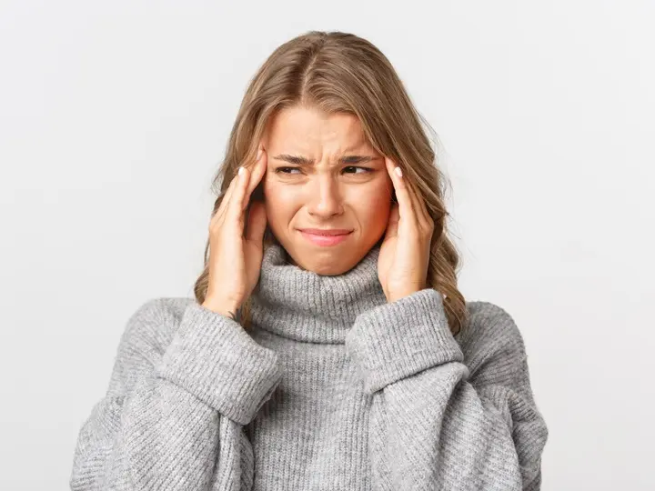beautiful-woman-grey-sweater-posing Hisztamin intolerancia: Tünetek, okok és diéta Emésztés 