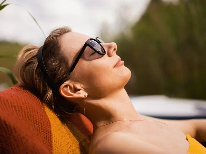 beautiful-young-middle-aged-woman-with-short-haircut-yellow-swimsuit-is-resting-shore-lake-summer-beach-vacation Napozás: Antioxidánsok a bőröregedés ellen Sejtvédelem 