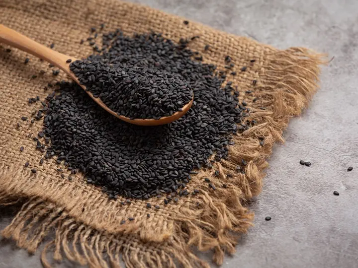 black-sesame-dark-background Így használd a feketeköménymag olajat külsőleg és belsőleg! Immunrendszer 