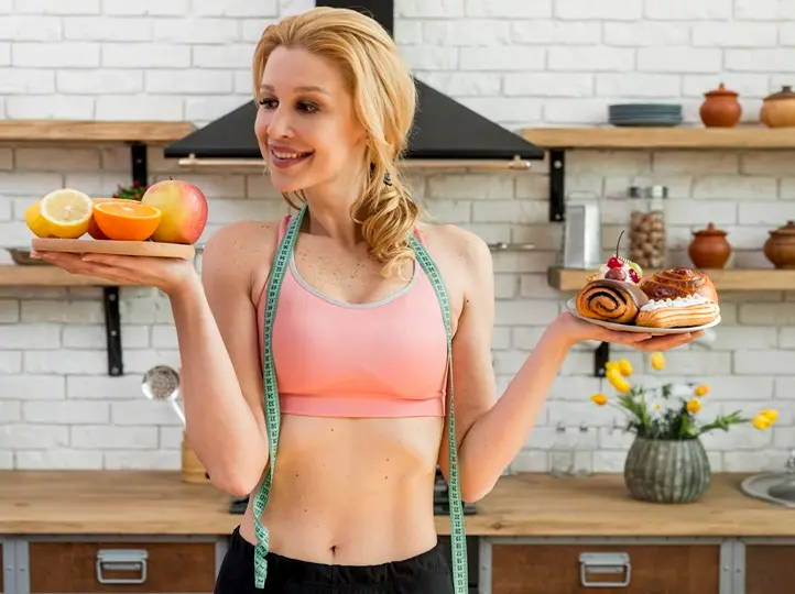 blond-woman-kitchen-with-fruits Fogyás beindítása – 10 lépéssel! Testsúlycsökkentés 