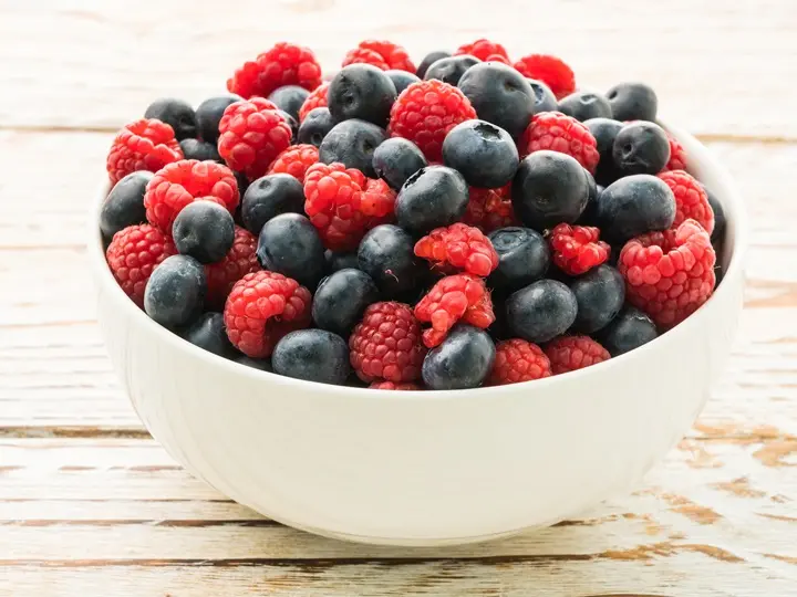 blueberry-rasberry-fruit Tippek a tavaszi allergia tüneteinek enyhítésére Szupertápanyagok 