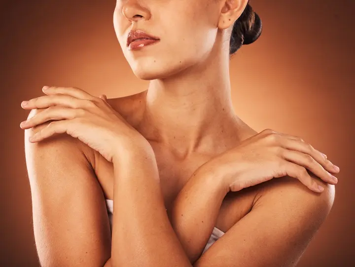 body-care-beauty-woman-with-skin-facial-skincare-glow-with-health-wellness-cosmetic-spa-shine-hands-after-self-care-d UV-mentes barnulás: Barnító tabletták? Sejtvédelem 