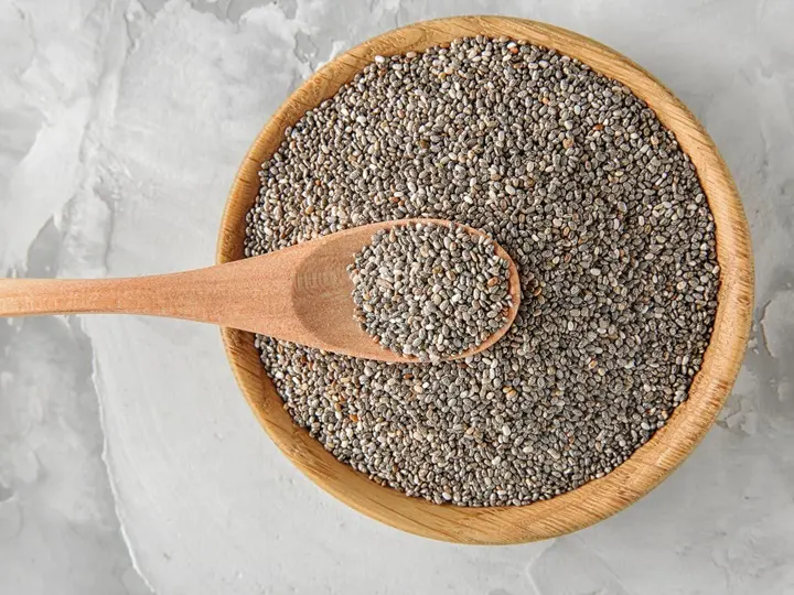 bowl-with-chia-seeds-spoon-table Fogyj chia maggal! Támogatás a diétához Testsúlycsökkentés 