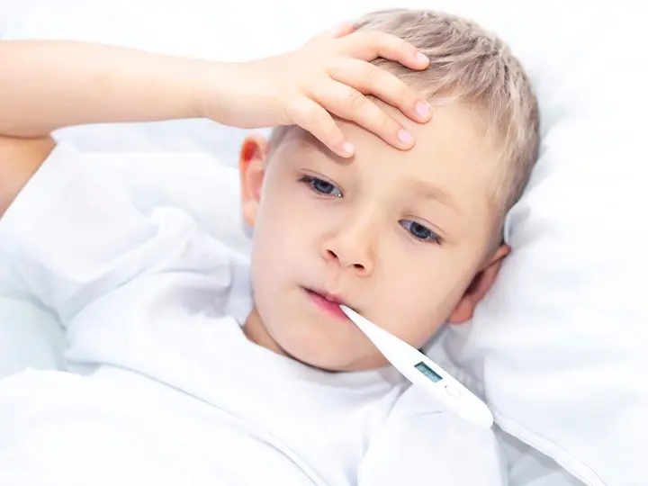 boy-lies-bed-with-thermometer-his-mouth-healthcare-concept-sick-child-coronavirus-high-fever Kawasaki-szindróma: Így gyógyítsd Szupertápanyagok 