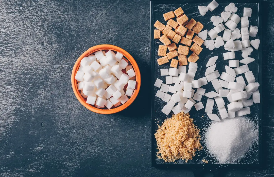 brown-white-sugar-cutting-board-bowl-flat-lay Édesítőszerek: amit tudni érdemes 2025-ben Emésztés 