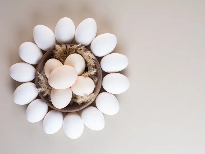 bunch-fresh-organic-raw-eggs-placed-beige-table Magas koleszterin – Káros a tojás? Emésztés 