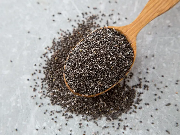 chia-seeds-wooden-spoon-superfood-healthy-concept Fogyj chia maggal! Támogatás a diétához Testsúlycsökkentés 