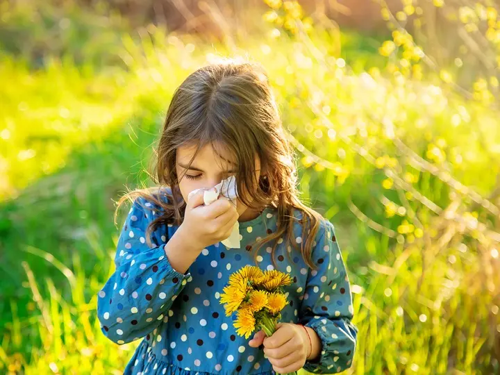 child-girl-allergic-flowers Tippek a tavaszi allergia tüneteinek enyhítésére Szupertápanyagok 