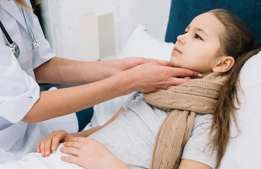 close-up-female-s-doctor-hand-checking-girl-patient-s-throat-neck A tüszős mandulagyulladás: 9 fontos tudnivaló Immunrendszer 