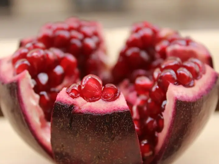 close-up-pomegranate-table A gránátalma szerepe a változatos étrendben Szupertápanyagok 