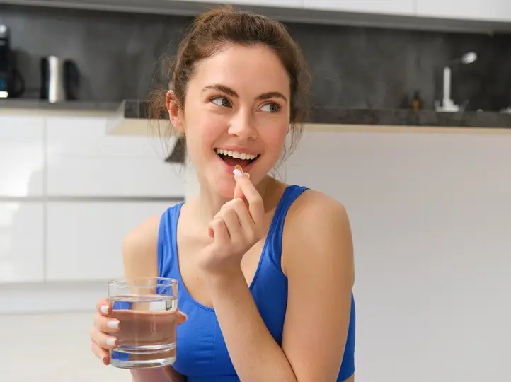 close-up-portrait-brunette-fitness-woman-taking-dietary-supplements-vitamins-glass-water Külön vitaminok, vagy multivitamin? Szupertápanyagok 