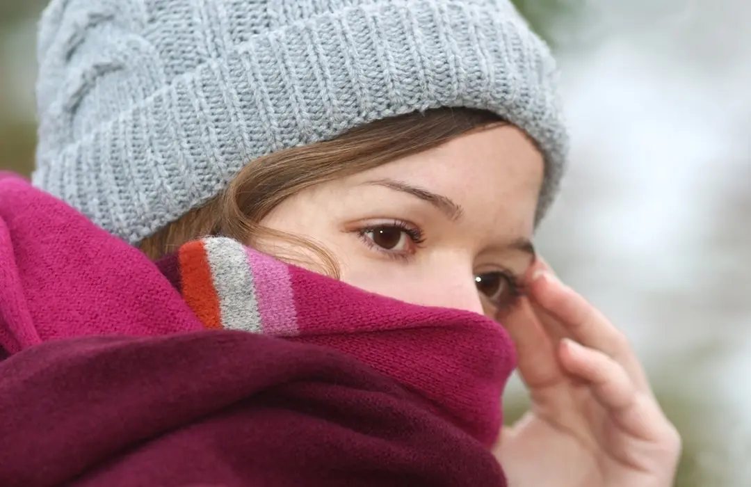 close-up-thoughtful-young-woman-wearing-scarf-knit-hat Miért fáj a fej télen? Immunrendszer 