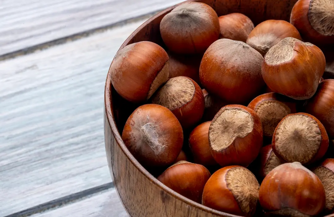 close-up-view-hazelnuts-bowl-wooden-rustic Miért hasznos a vadgesztenye? Sejtvédelem 