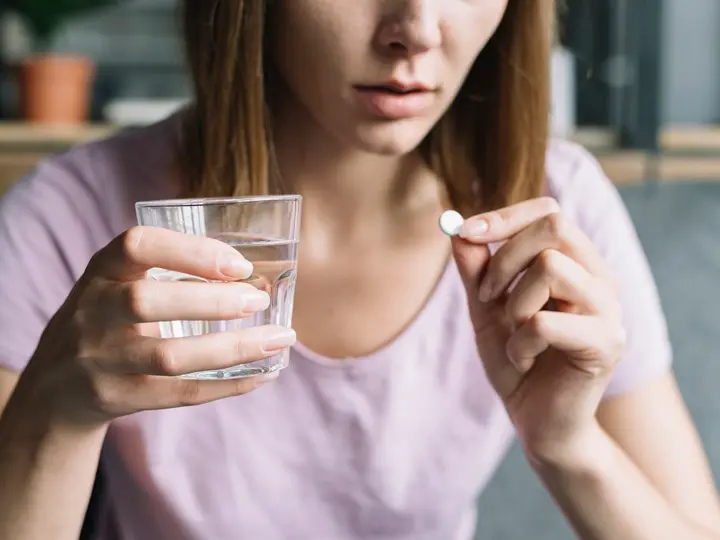 close-up-woman-s-hand-taking-medicine A béta-glükánok pótlása autoimmun terápiákban kötelező! Emésztés 