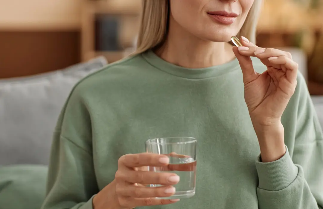 close-up-woman-taking-vitamin-pill Természetes támogatás a menopauza idején Hormontámogatás 