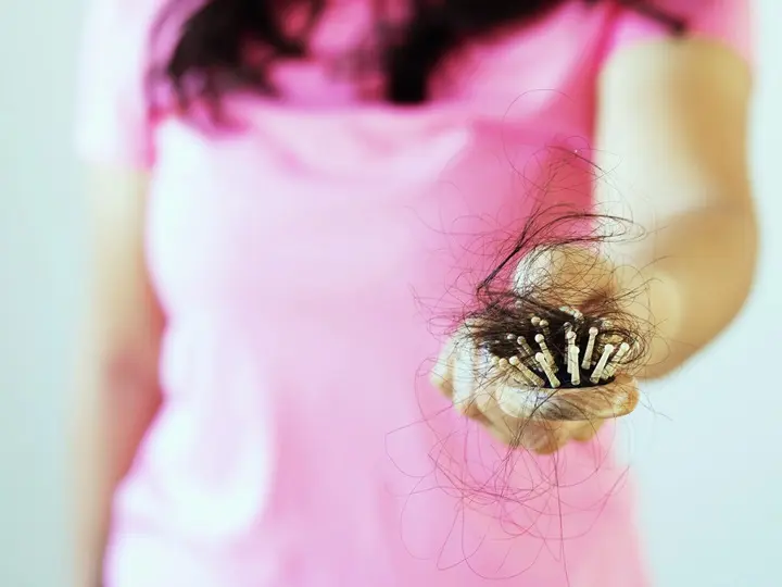 close-up-woman-with-pink-hair Tavaszi hajhullás: mi az oka és mit tehetünk? Uncategorized 