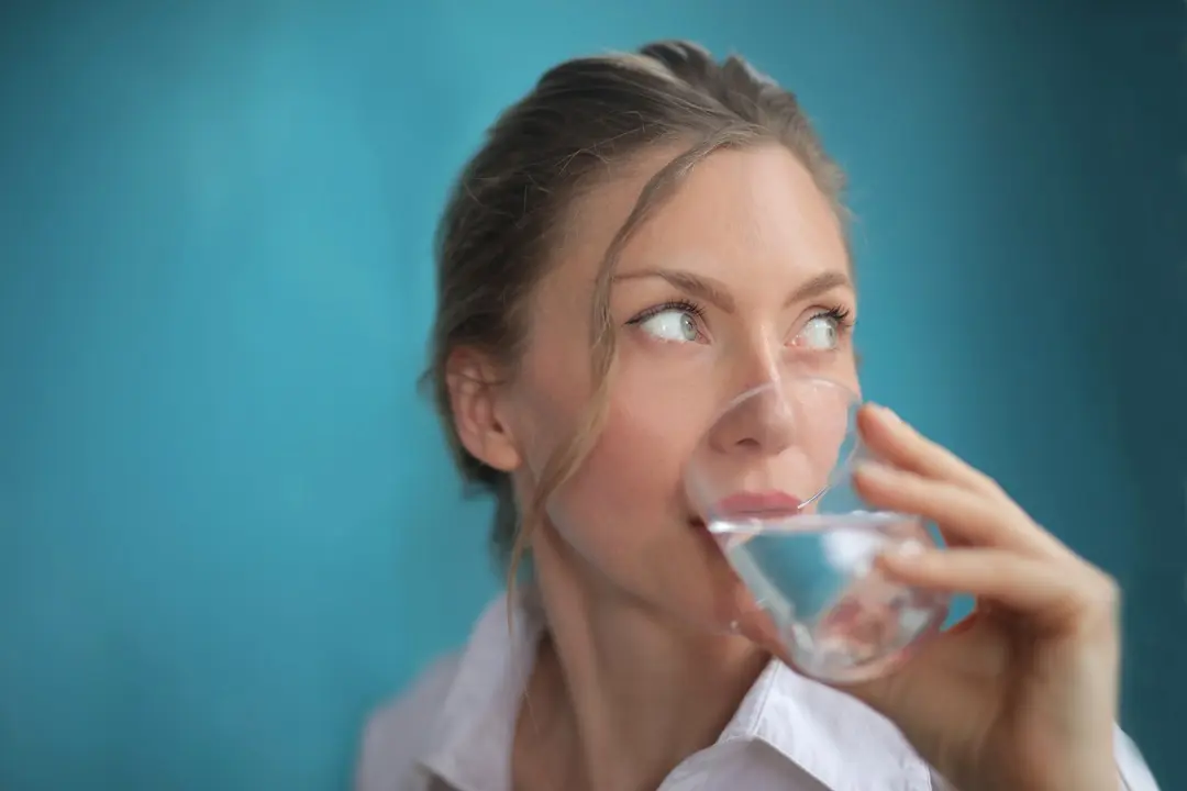 closeup-shot-pretty-female-drinking-water-blue Vízvisszatartás, vízhajtás kisokos Szépség 