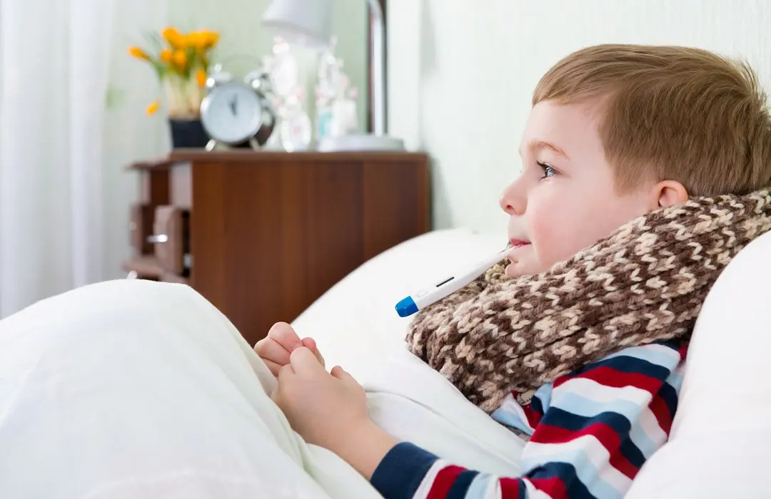 cute-boy-holding-thermometer-mouth-home Hidegben gyakori a krupp - Előzd meg! Immunrendszer 