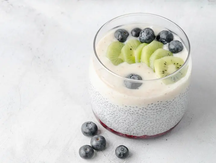 delicious-organic-milk-fruit-copy-space_2 Fogyj chia maggal! Támogatás a diétához Testsúlycsökkentés 