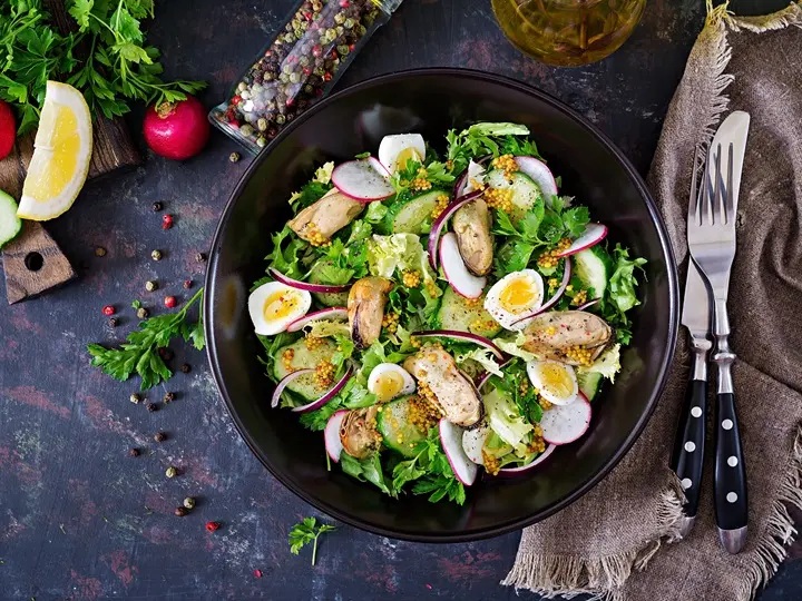 dietary-salad-with-mussels-quail-eggs-cucumbers-radish-lettuce-healthy-food-seafood-salad-top-view-flat-lay Glikémiás index: vércukor és anyagcsere Hormontámogatás 