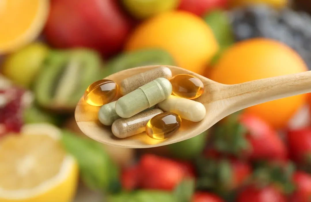 different-vitamin-pills-spoon-fresh-fruits-closeup ADHD tünetei és kezelése Mentális egészség 