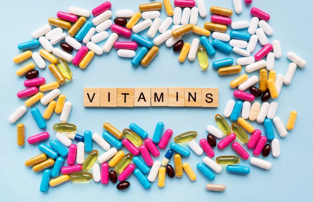 directly-shot-pills-white-background Zsírban és vízben oldódó vitaminok: 4 különbség Szupertápanyagok 