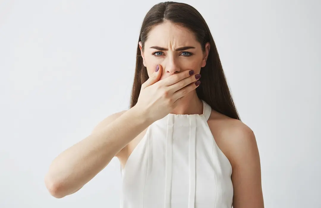 displeased-young-brunette-girl-covering-mouth-with-hand-white-backround Sjögren-szindróma: mit tehetsz a szem- és szájszárazság ellen? Sejtvédelem 