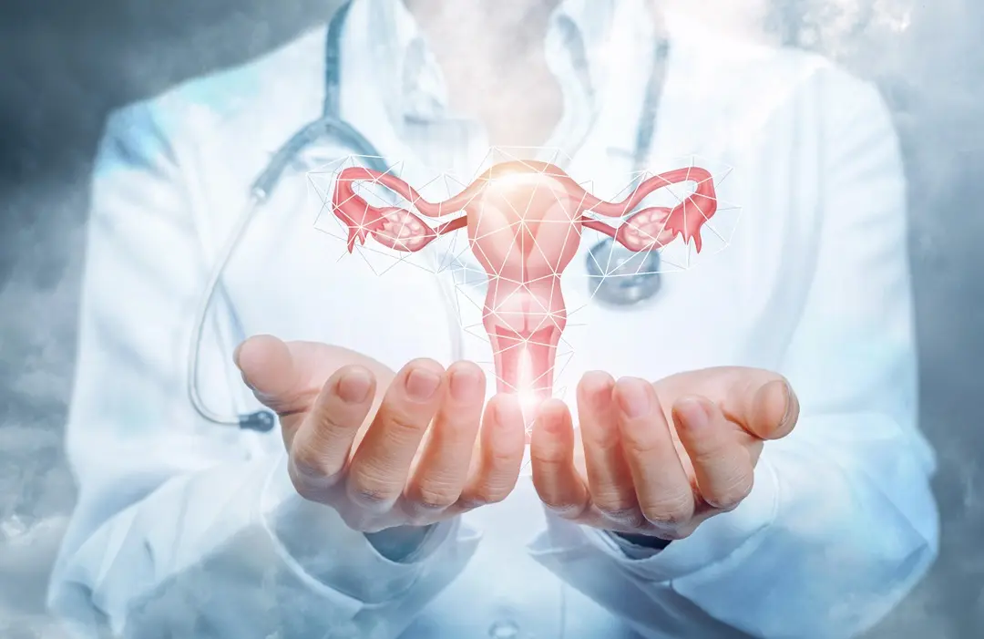 doctor-shows-uterus-sky Immunerősítés a méhnyakrák elleni oltás mellett Immunrendszer 