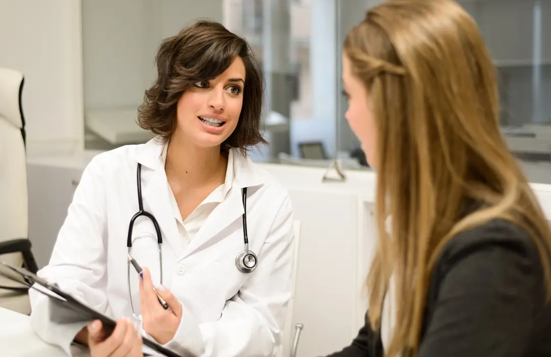 doctor-talking-with-her-patient ADHD tünetei és kezelése Mentális egészség 