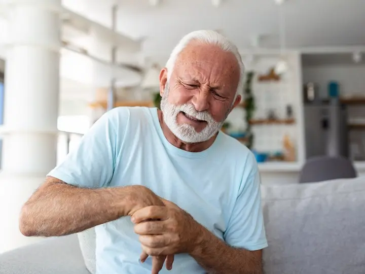 elderly-man-has-pain-fingers-hands-old-man-with-finger-pain-man-massaging-his-arthritic-hand-wrist Ízületi fájdalom időjárás változáskor Ízületek és izmok 