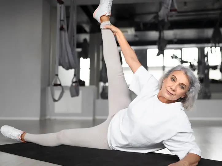 elderly-woman-doing-yoga-yoga-mat-gym Ödéma ellen: A legjobb természetes módszerek Méregtelenítés 
