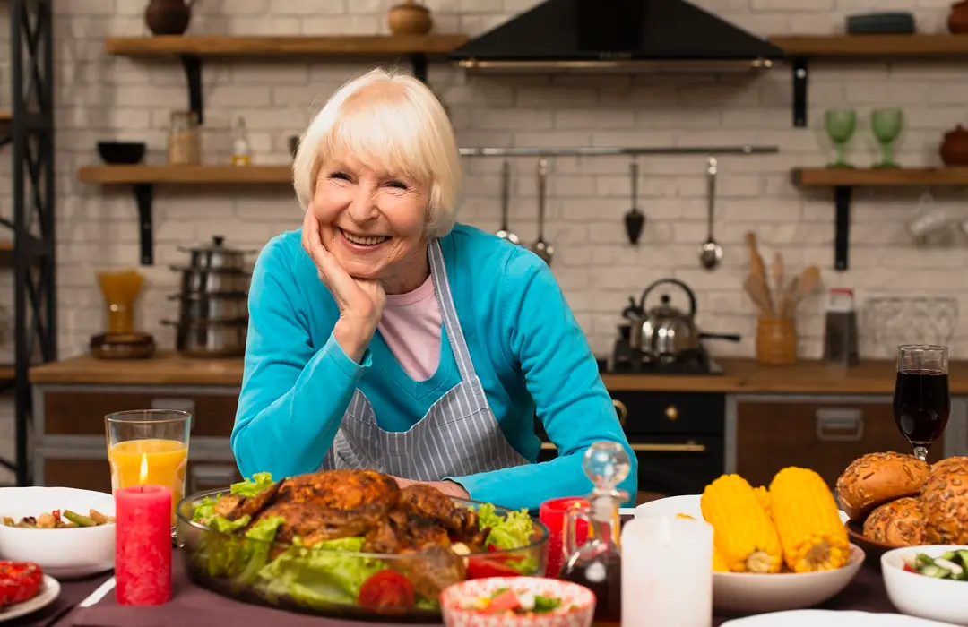 elderly-woman-smiling-looking-camera Egészséges étrend időseknek Emésztés 