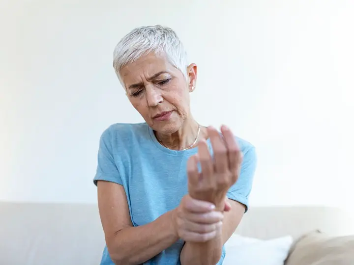 elderly-woman-suffering-from-pain-hand-arthritis-old-person-senior-woman-female-suffering-from-pain-home Ízületi fájdalom időjárás változáskor Ízületek és izmok 
