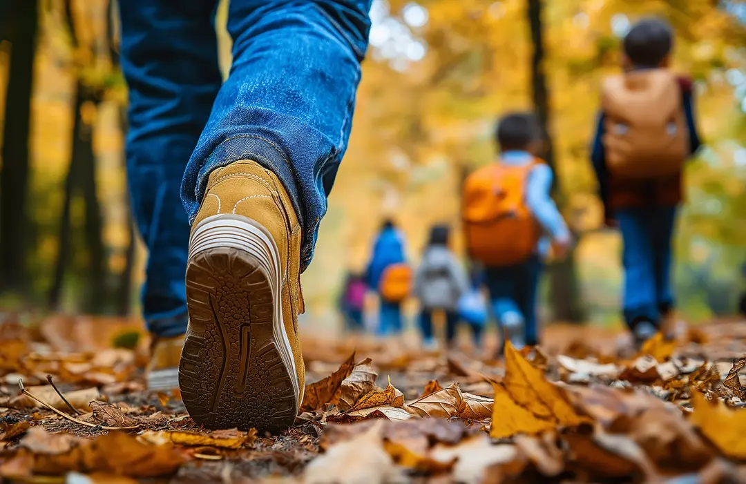 family-walking-autumn-park-tourists-walking-autumn-forest-feet-closeup-traveling-family-vacations-fall-seasonal-holidays-concept Mi az előnye a napi 10.000 lépésnek? Immunrendszer 