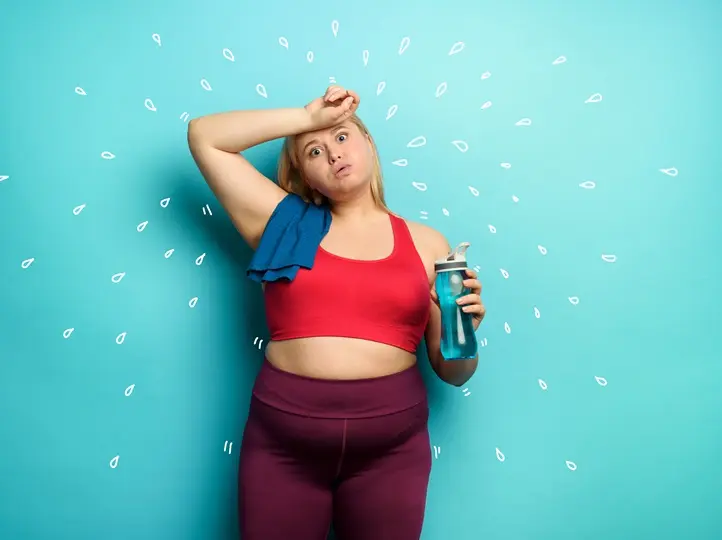 fat-girl-does-gym-home-tired-expression-gyan-background Ingadozó vércukorszint: Ezért nehéz a fogyás! Hormontámogatás 