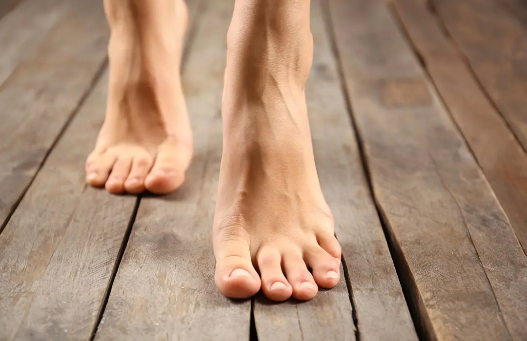 female-feet-wooden-background Melyek a lábgomba okai télen és hogyan kezeld? Sejtvédelem 