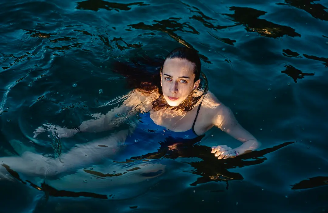 female-swimmer-posing-while-swimming-water A hidegmerülés jótékony hatásai és immuntámogatás Immunrendszer 