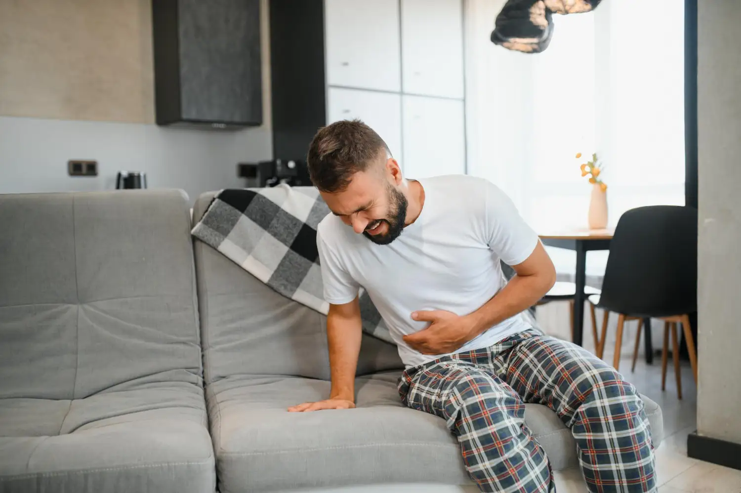 fiatal-ferfi-hasfajas-enzimhiany Az enzimek szerepe az allergiás tünetek enyhítésében Immunrendszer 