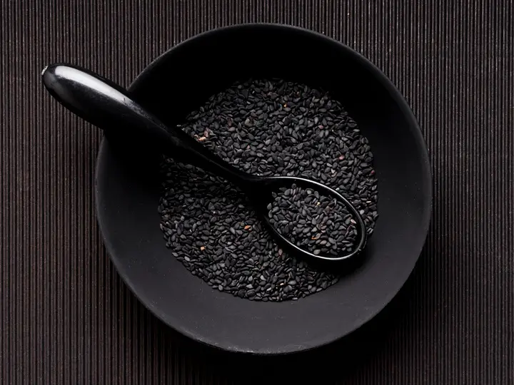 flat-lay-composition-black-seeds-plate Így használd a feketeköménymag olajat külsőleg és belsőleg! Immunrendszer 