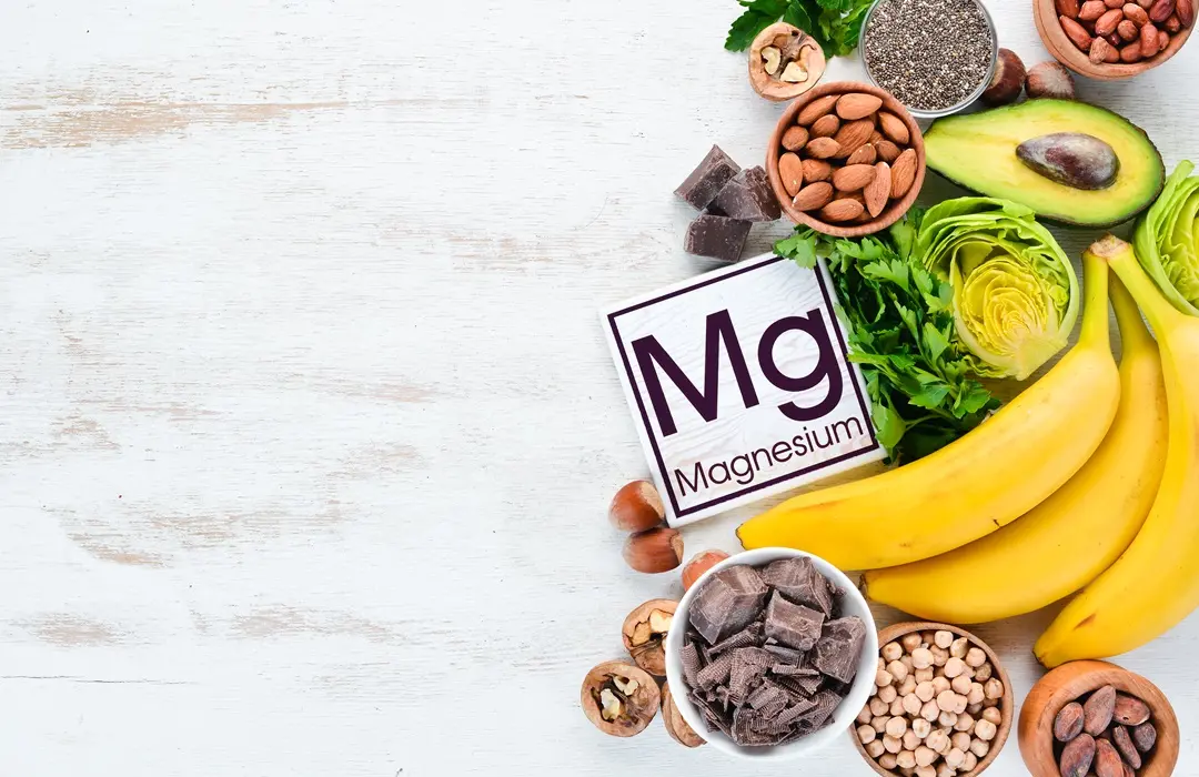 foods-containing-natural-magnesium-mg-chocolate-banana-cocoa-nuts-avocados-broccoli-almonds-top-view-white-wooden-background Omega-3 és tápanyagok a leszokáshoz Méregtelenítés 