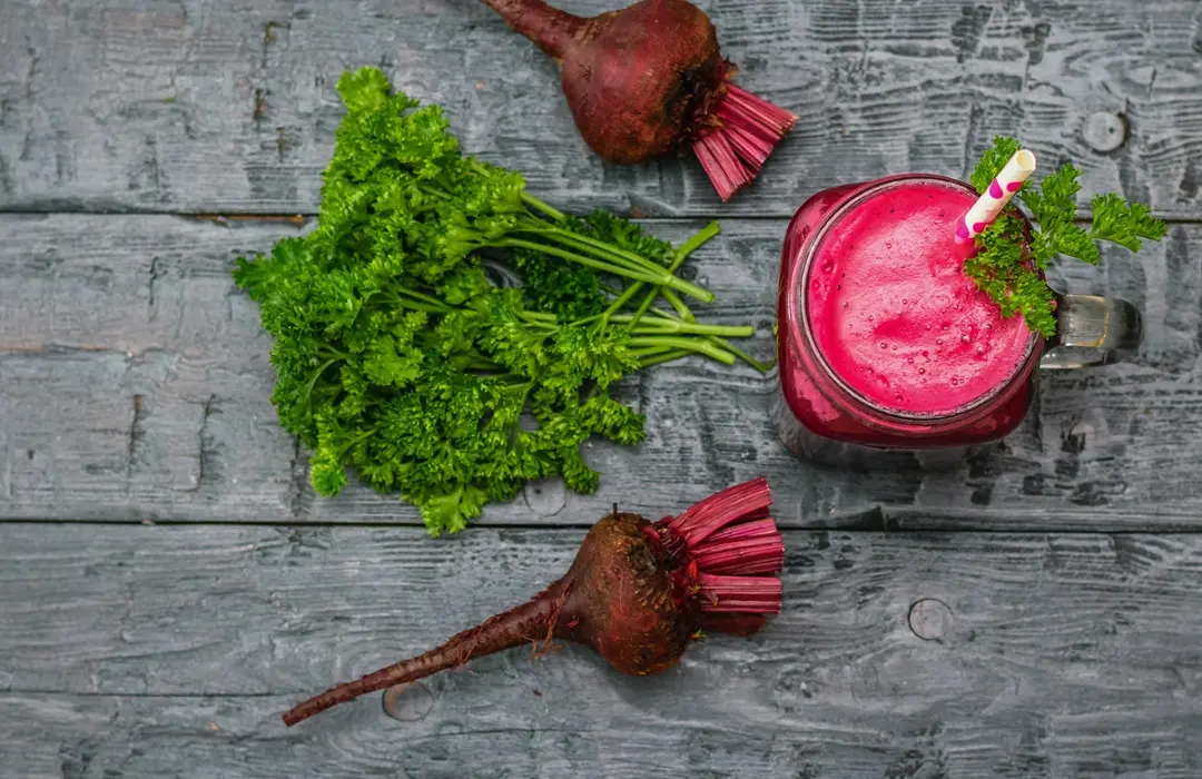 fresh-beetroot-smoothie-two-beet-parsley-black-rustic-table Tíz téli immunerősítő superfood Uncategorized 