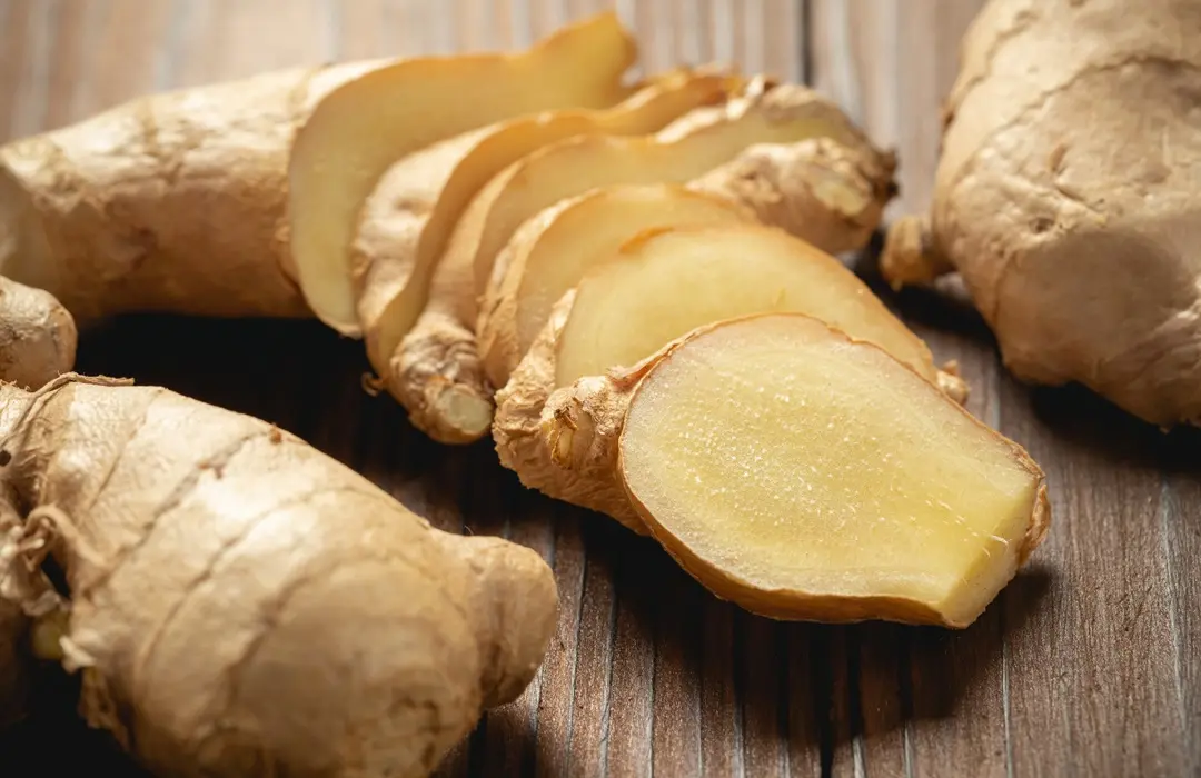 fresh-ginger-root-sliced-wooden-table Tíz téli immunerősítő superfood Uncategorized 