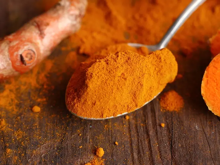 fresh-turmeric-powder A kurkuma gyulladáscsökkentő hatásai Sejtvédelem 