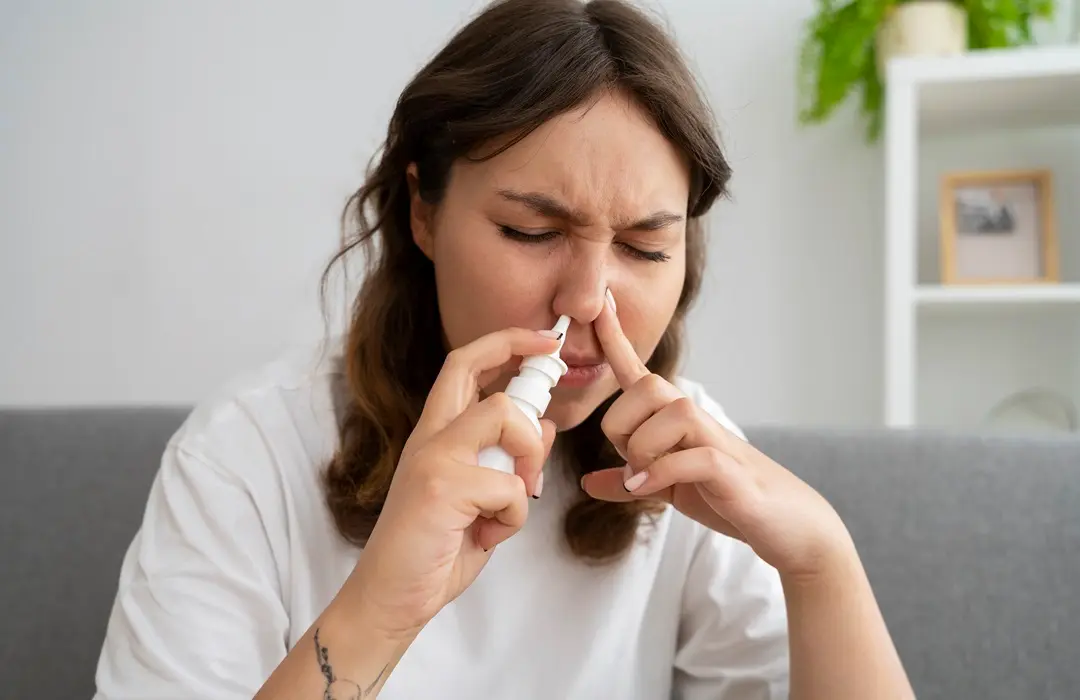 front-view-woman-using-nasal-spray Arcüreggyulladás: tünetei, okai, kezelése Immunrendszer 