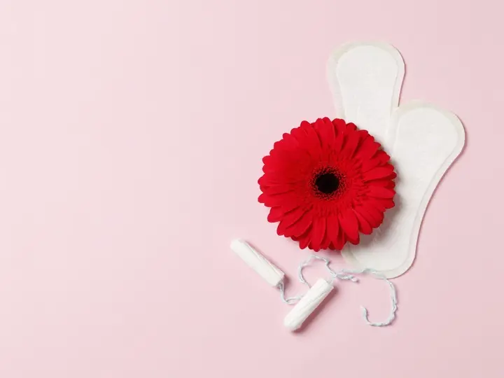 gerbera-pads-tampons-pink-background-ovulation-concept-menstruation-concept Vashiány és menstruáció: Mit tehetsz ellene? Szupertápanyagok 