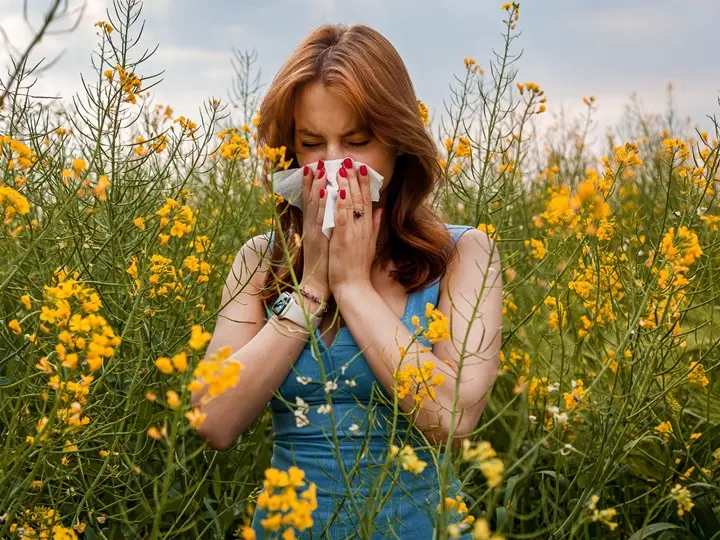 girl-has-allergic-reaction-rapeseed-pollen Keresztallergia kezelése természetesen – 7 tipp Immunrendszer 