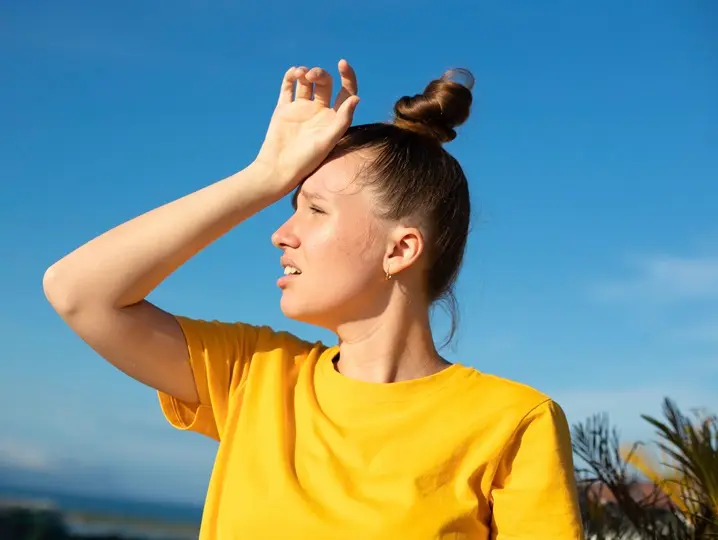 girl-is-suffering-from-heat-woman-with-heatstroke-having-sunstroke-summer-hot-weather-dangerous-sun-girl-sunshine-headache-person-holds-hand-head-fee Napszúrás tünetei, megelőzése és tápanyagok Sejtvédelem 