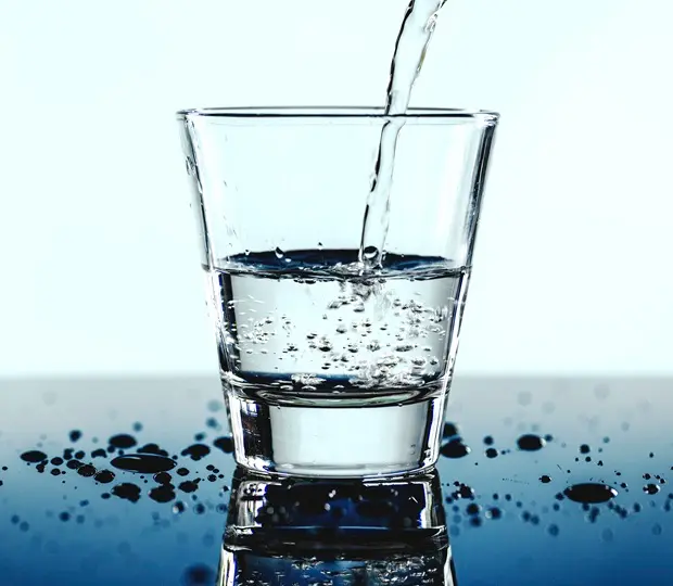 glass-water-macro-shot-1 Másnaposság ellen házilag: 6 természetes módszer Méregtelenítés 